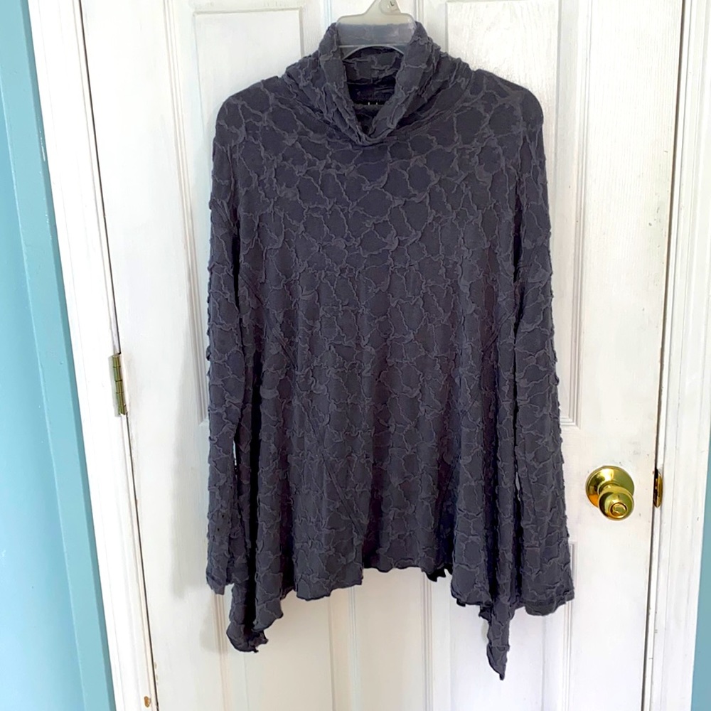 EUC Sno Skins Turtle neck top